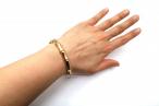 1960 9kt yellow gold hollow bamboo hinged bangle