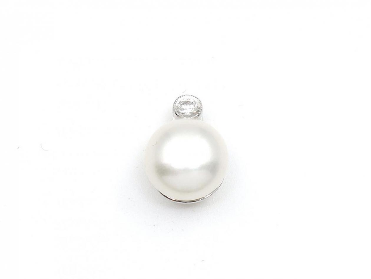 Diamond and pearl pendant in 18kt white gold