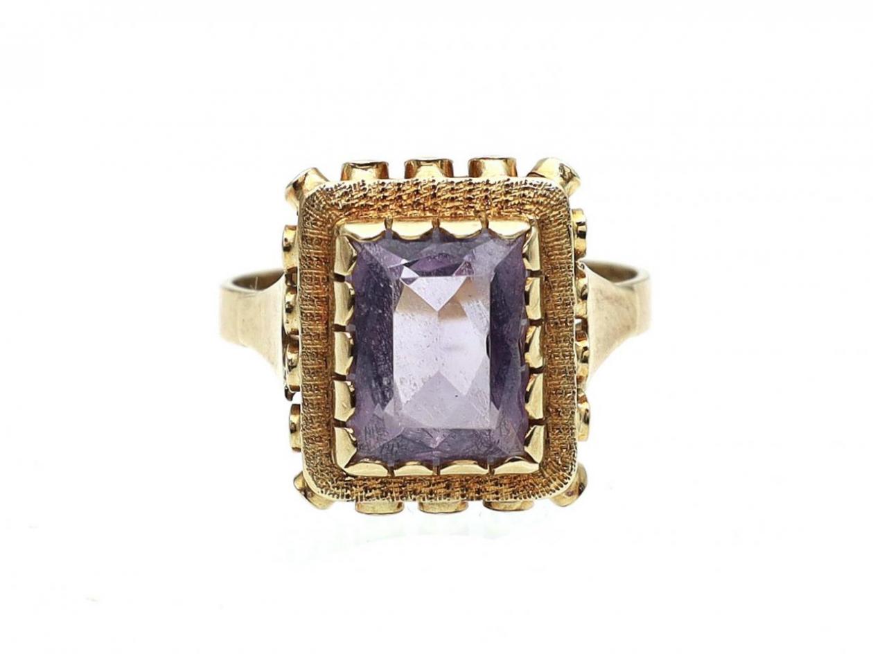 Vintage amethyst dress ring in 14kt yellow gold