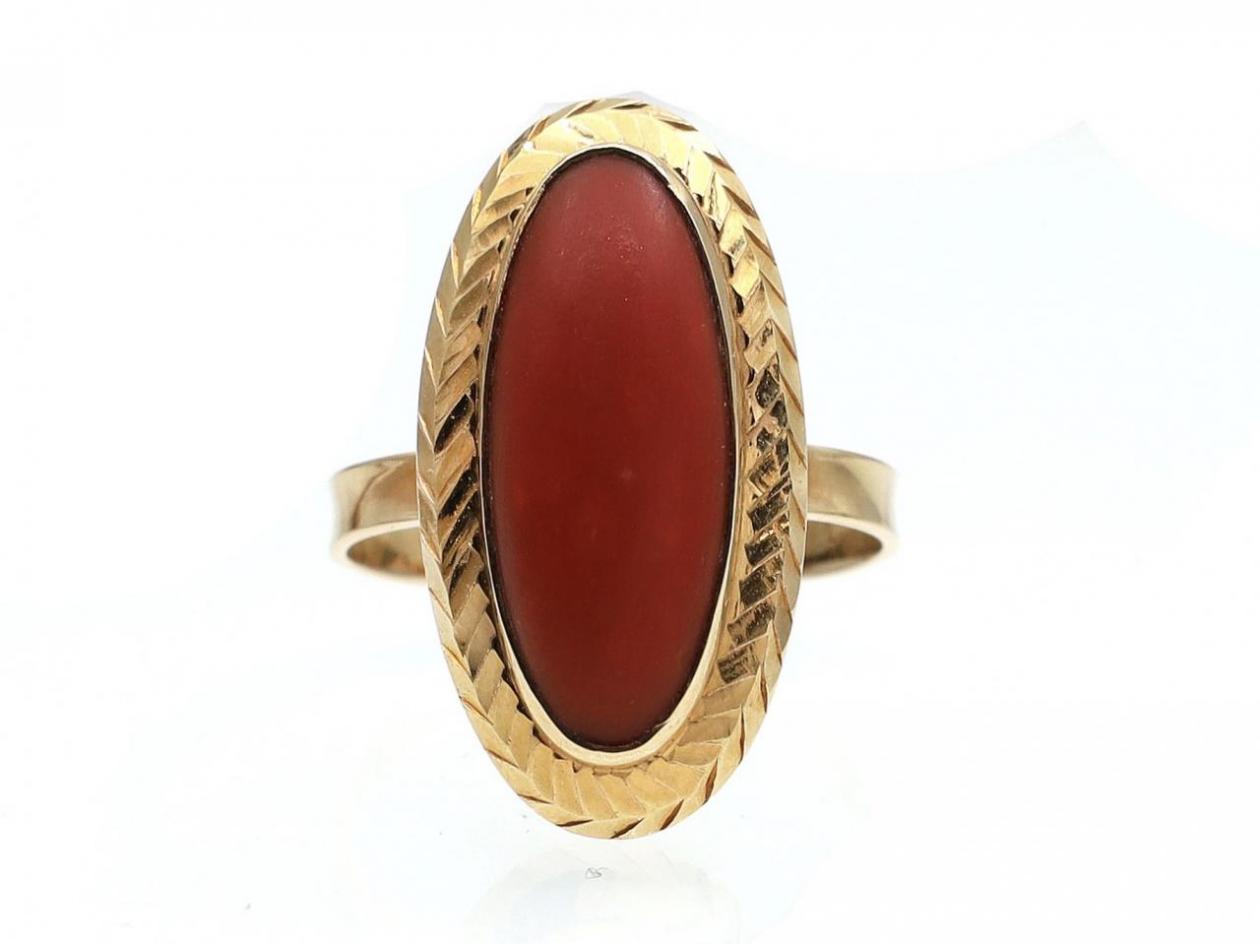 1970s oval coral dress ring in 18kt yellow gold