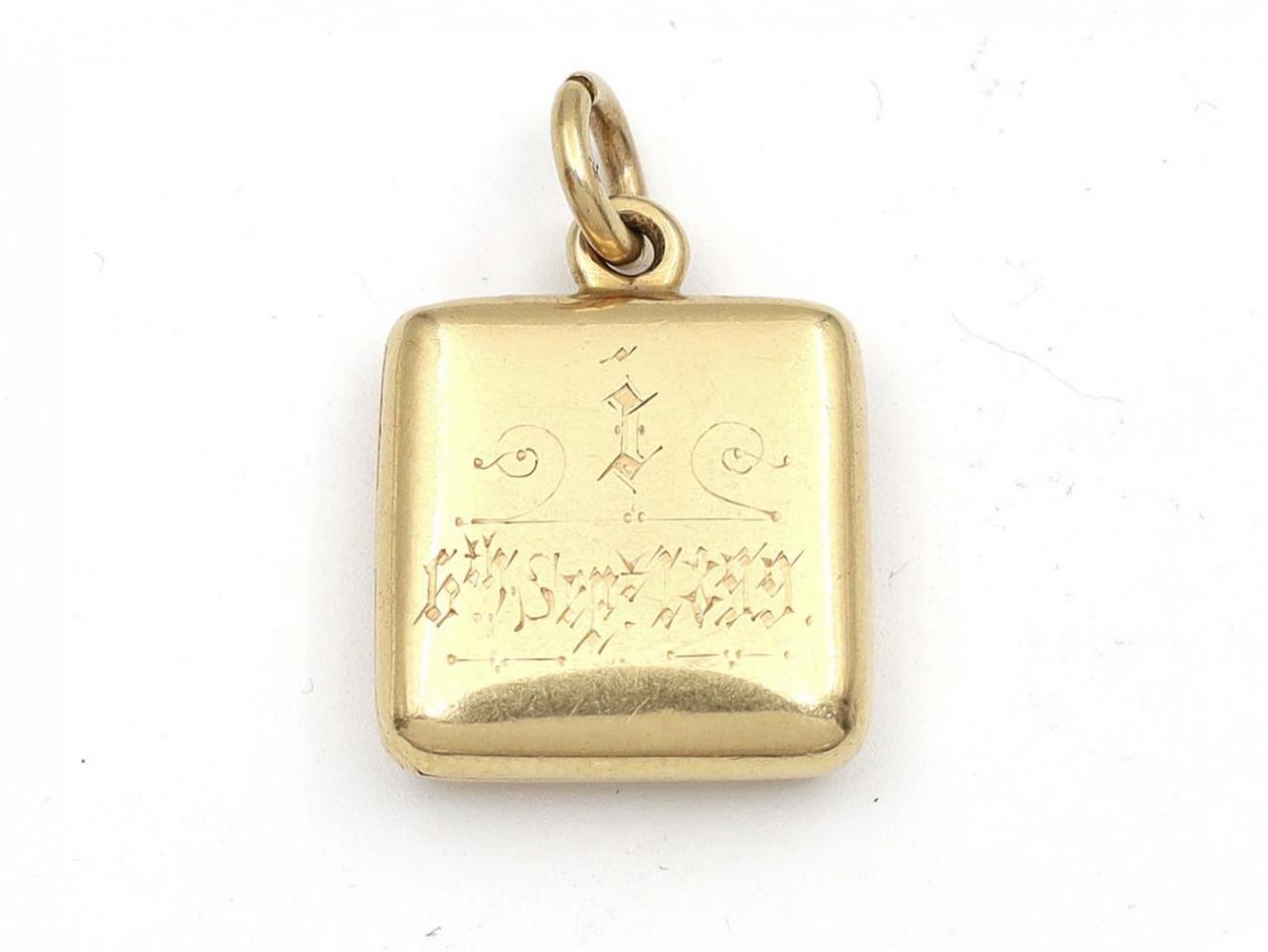 Victorian square locket in 18kt yellow gold