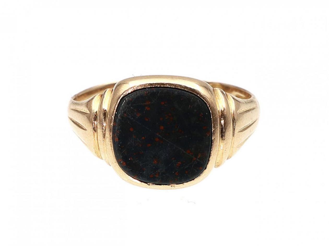 1898 bloodstone signet ring in 18kt yellow gold