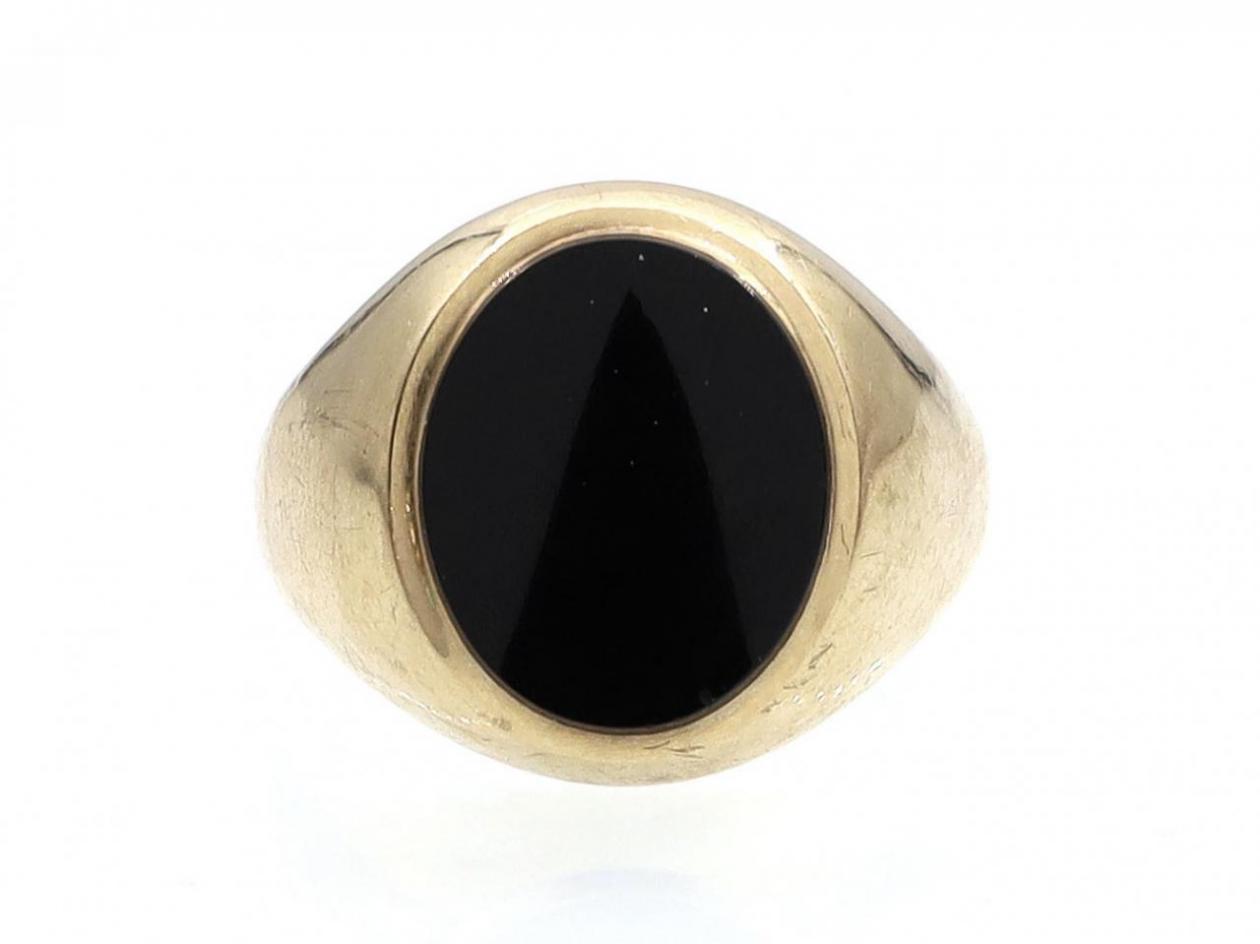 Vintage oval onyx signet ring in 9kt yellow gold
