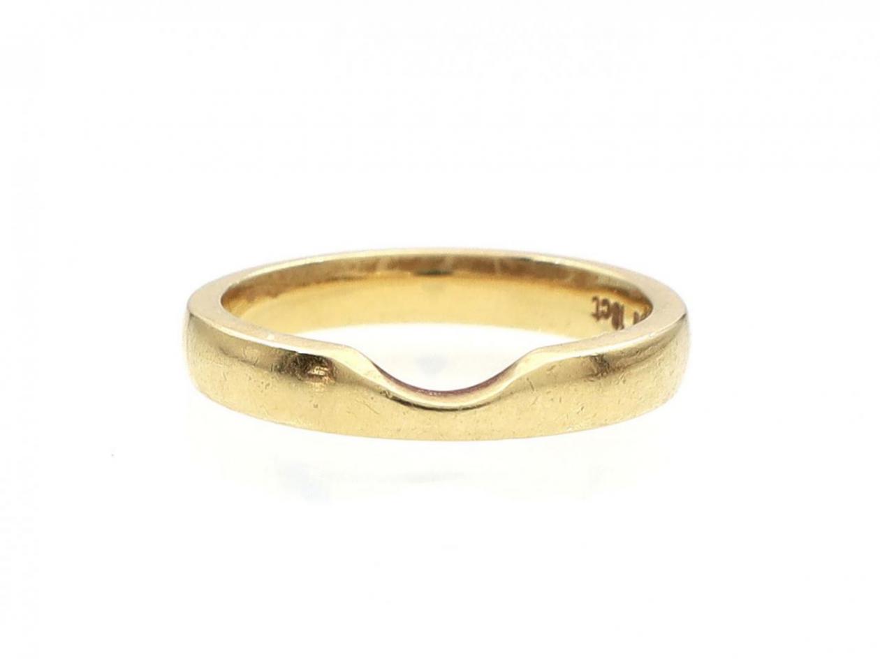 18kt yellow gold shaped wedding ring