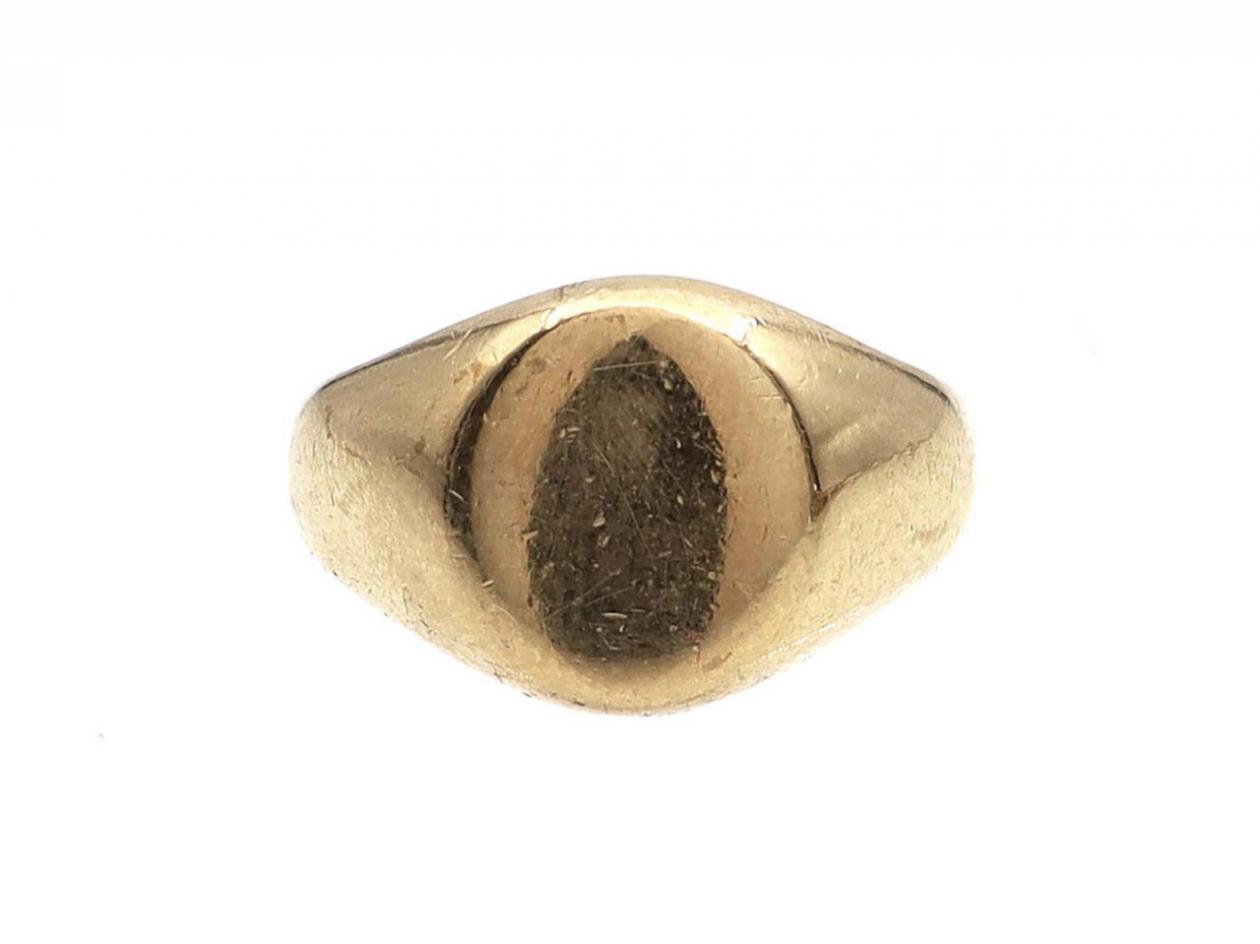 Vintage oval signet ring in 9kt yellow gold