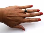Vintage oval onyx signet ring in 9kt yellow gold