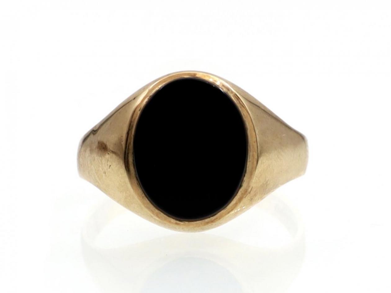 Vintage oval onyx signet ring in 9kt yellow gold