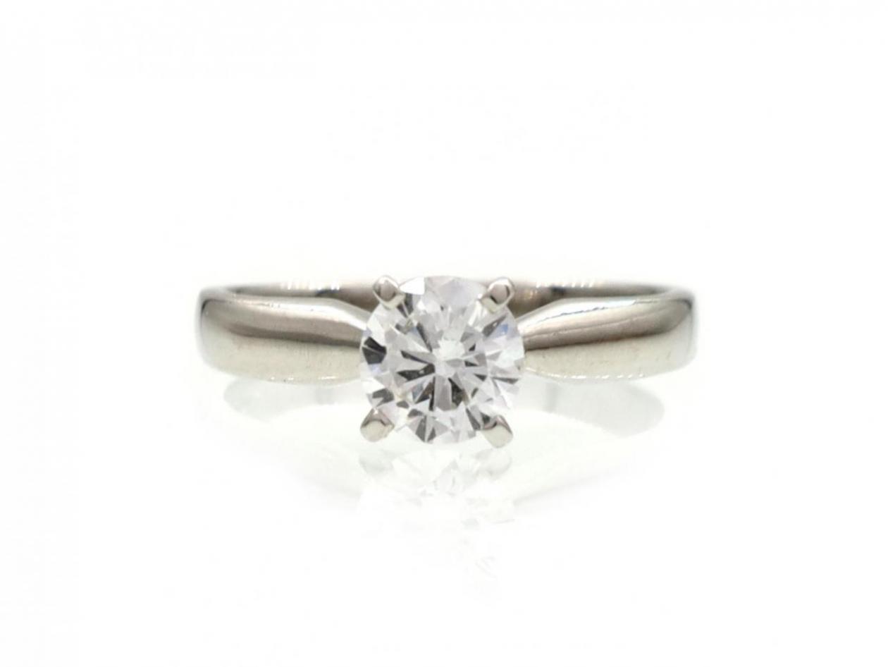 Diamond solitaire engagement ring in 18kt white gold