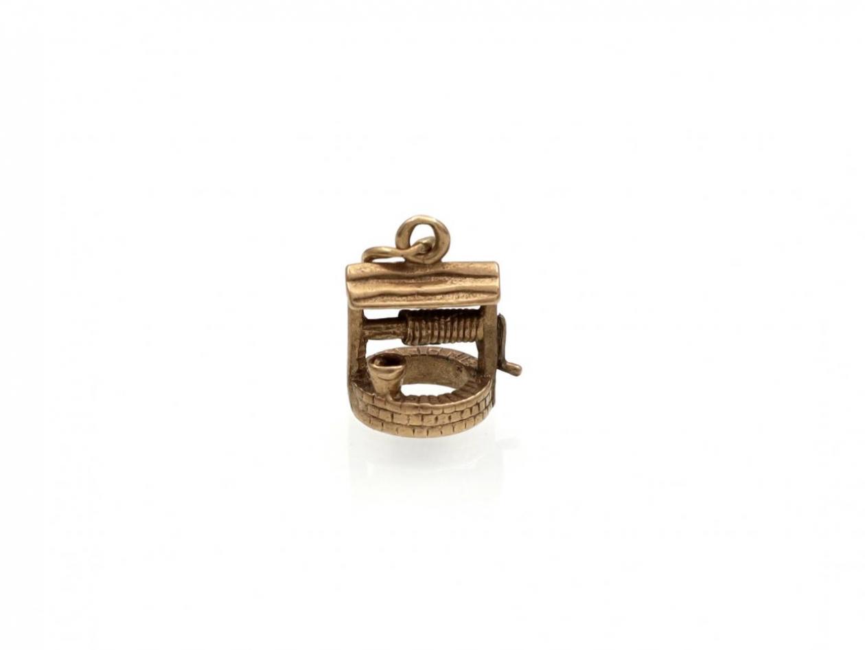 Vintage 9kt yellow gold well charm