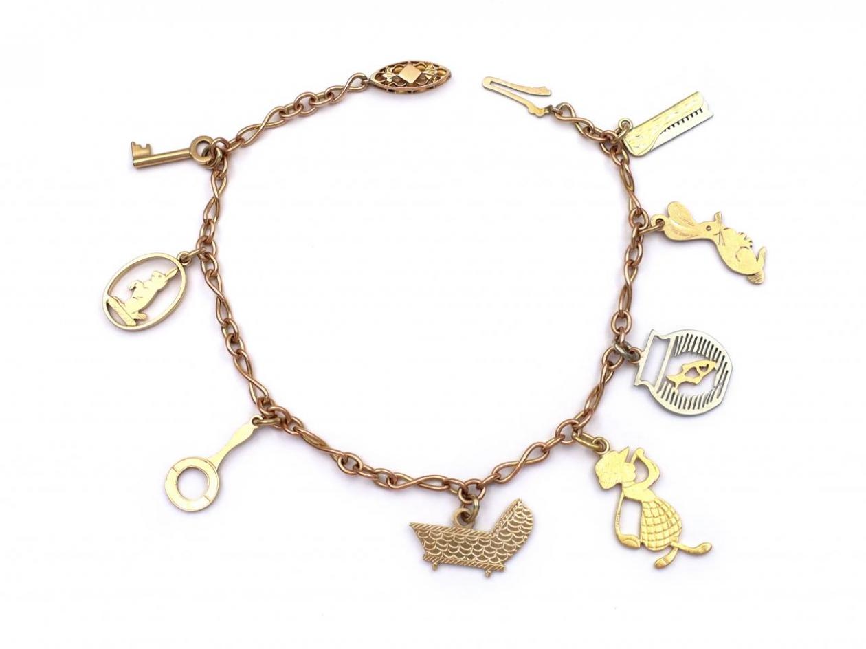 Vintage charm bracelet with eight charms in 9kt yellow gold