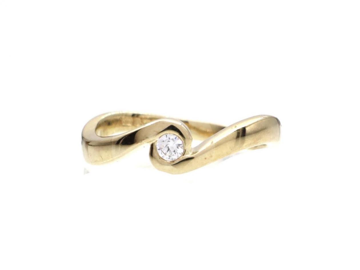 Diamond twist ring in 9kt yellow gold