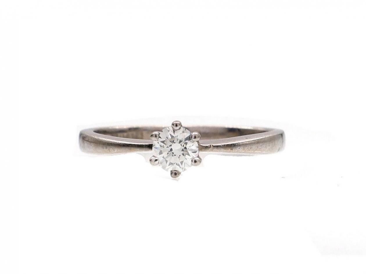 Round brilliant cut diamond solitaire ring in 18kt white gold