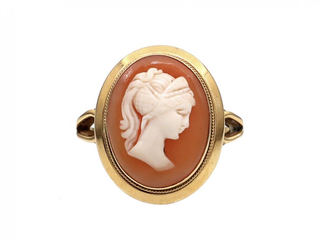 Vintage shell cameo portrait of a lady ring in 18kt yellow gold
