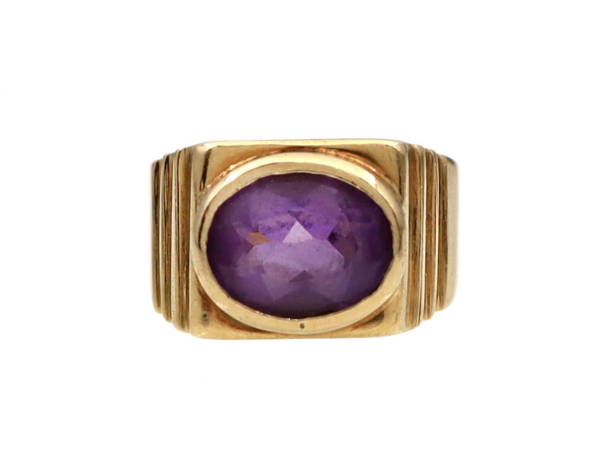 Vintage oval amethyst signet ring in yellow gold
