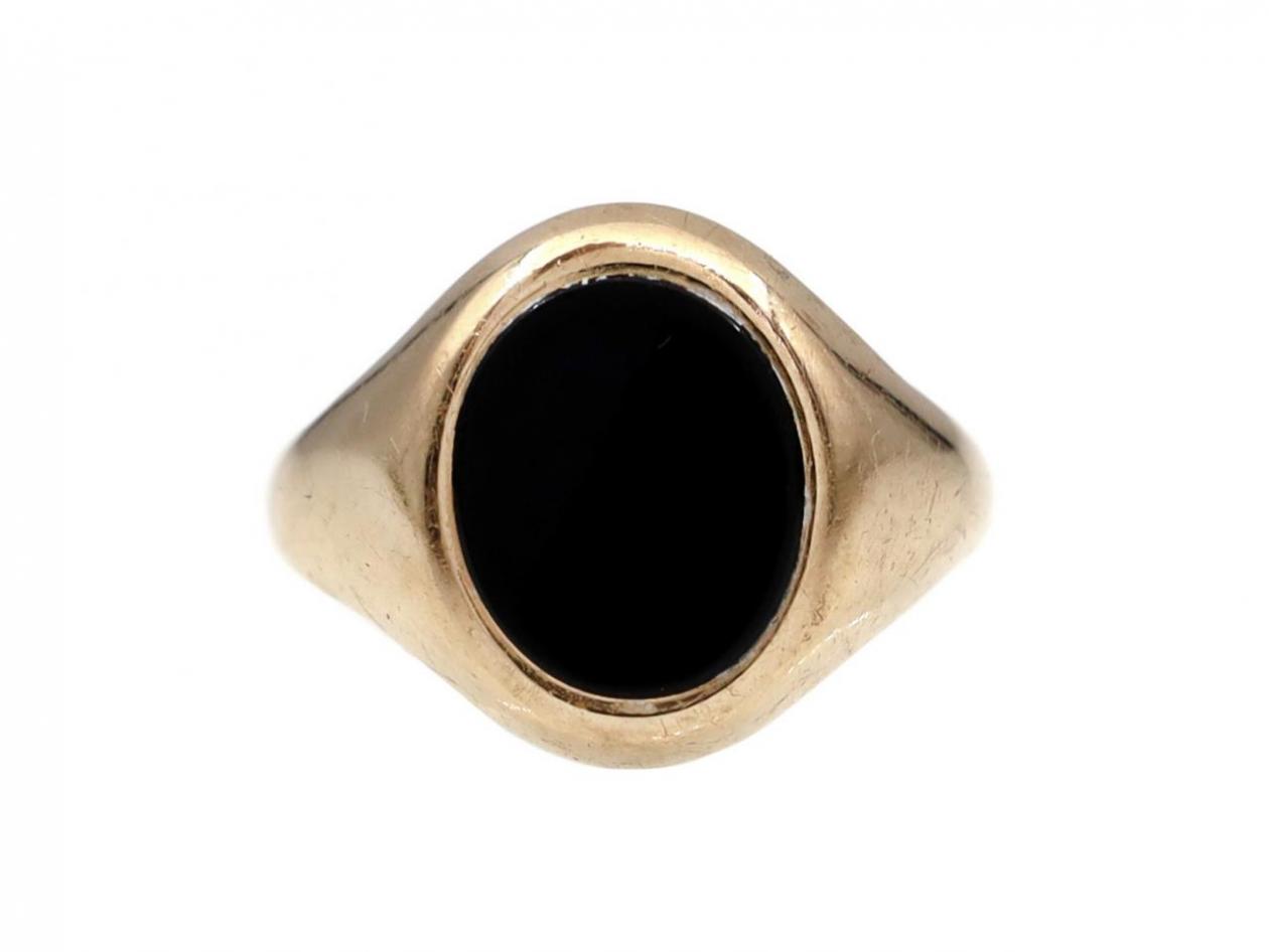 1974 oval onyx signet ring in 9kt yellow gold
