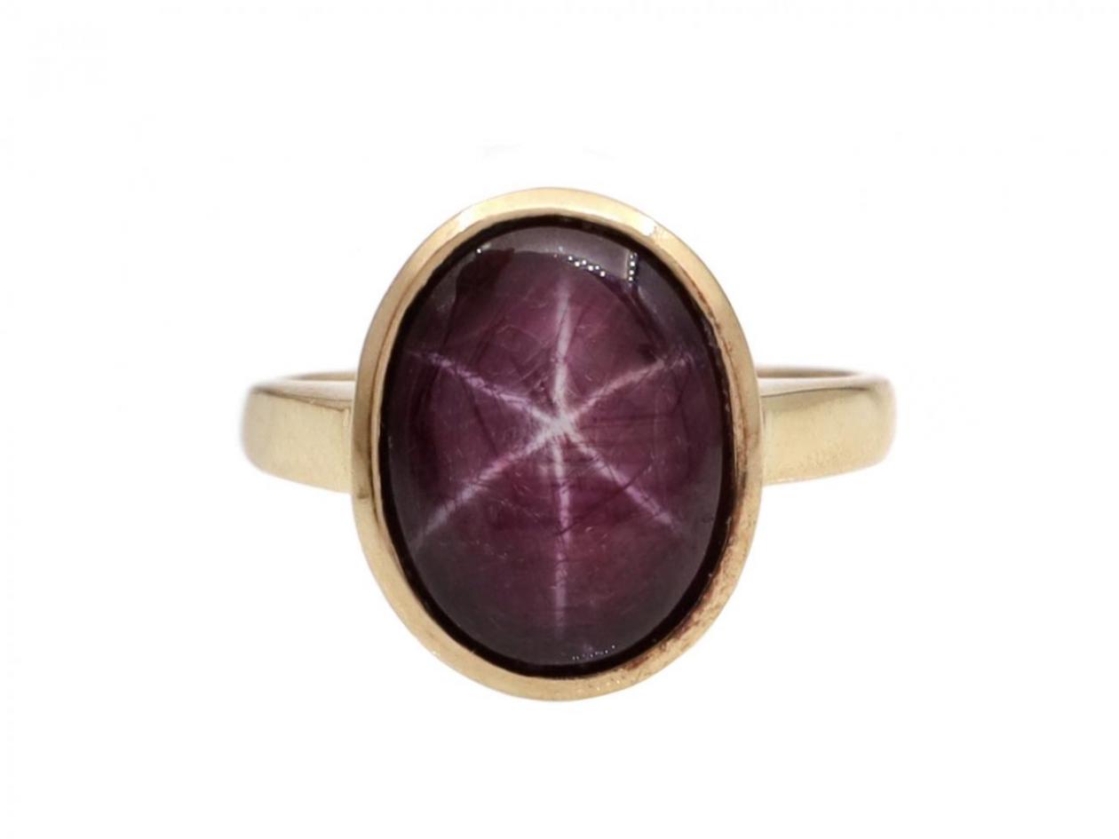 Vintage oval star ruby ring in 18kt yellow gold