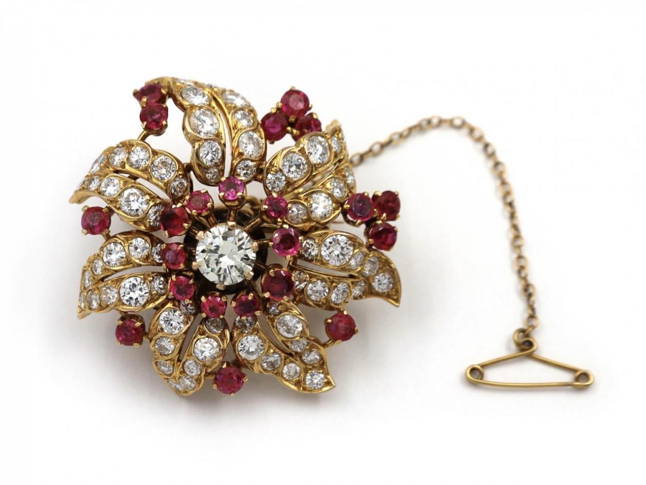 Retro diamond and ruby flower brooch in 18kt yellow gold
