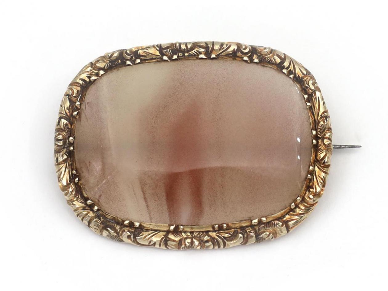 Georgian banded agate and yellow gold brooch