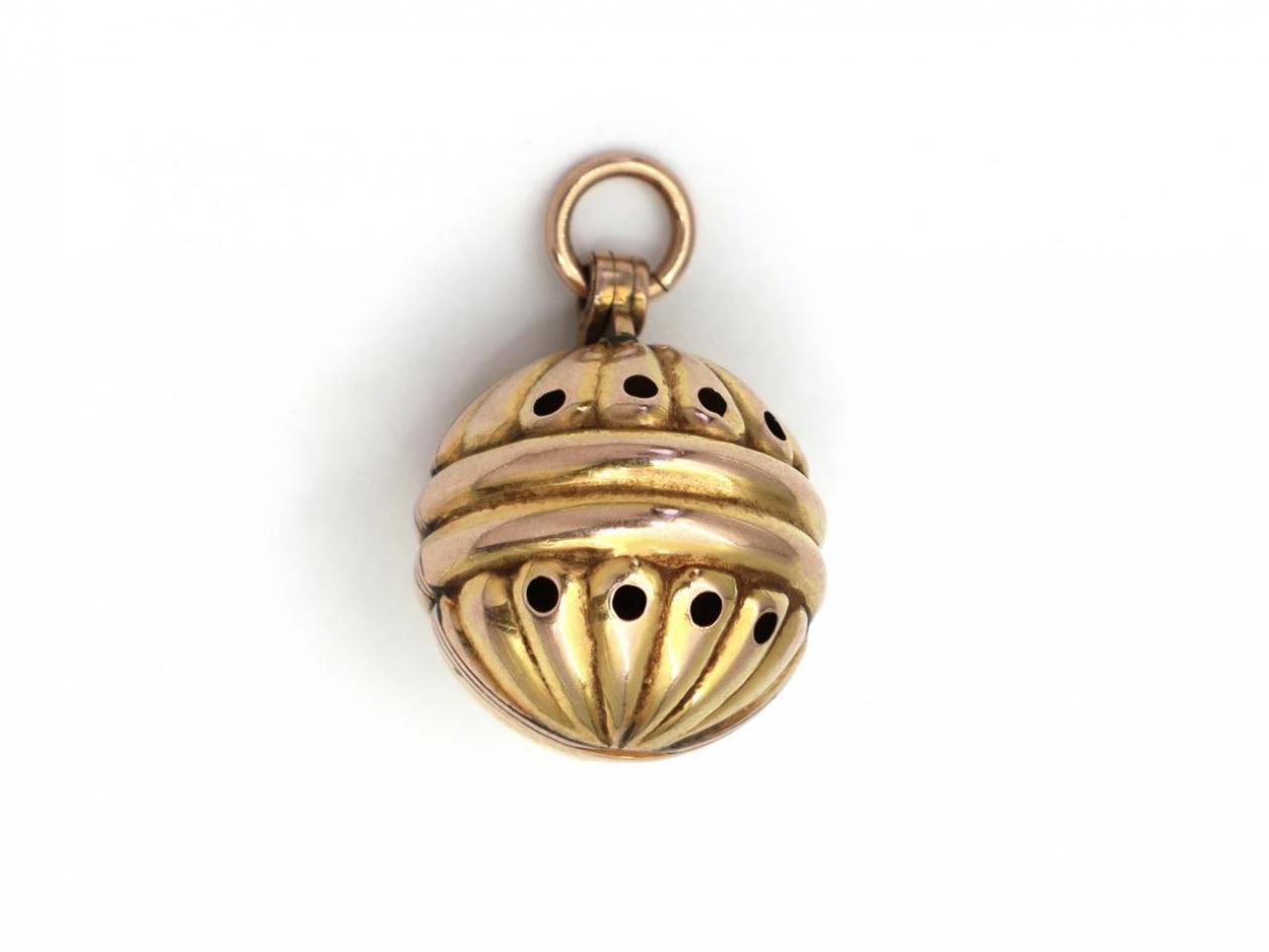 Victorian Ribbed Pomander Pendant in 9kt Yellow Gold