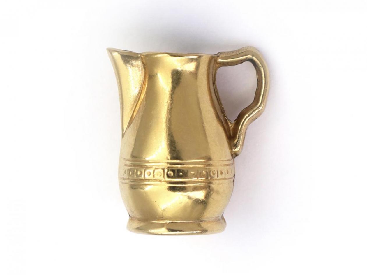 1970s water jug charm in 9kt yellow gold