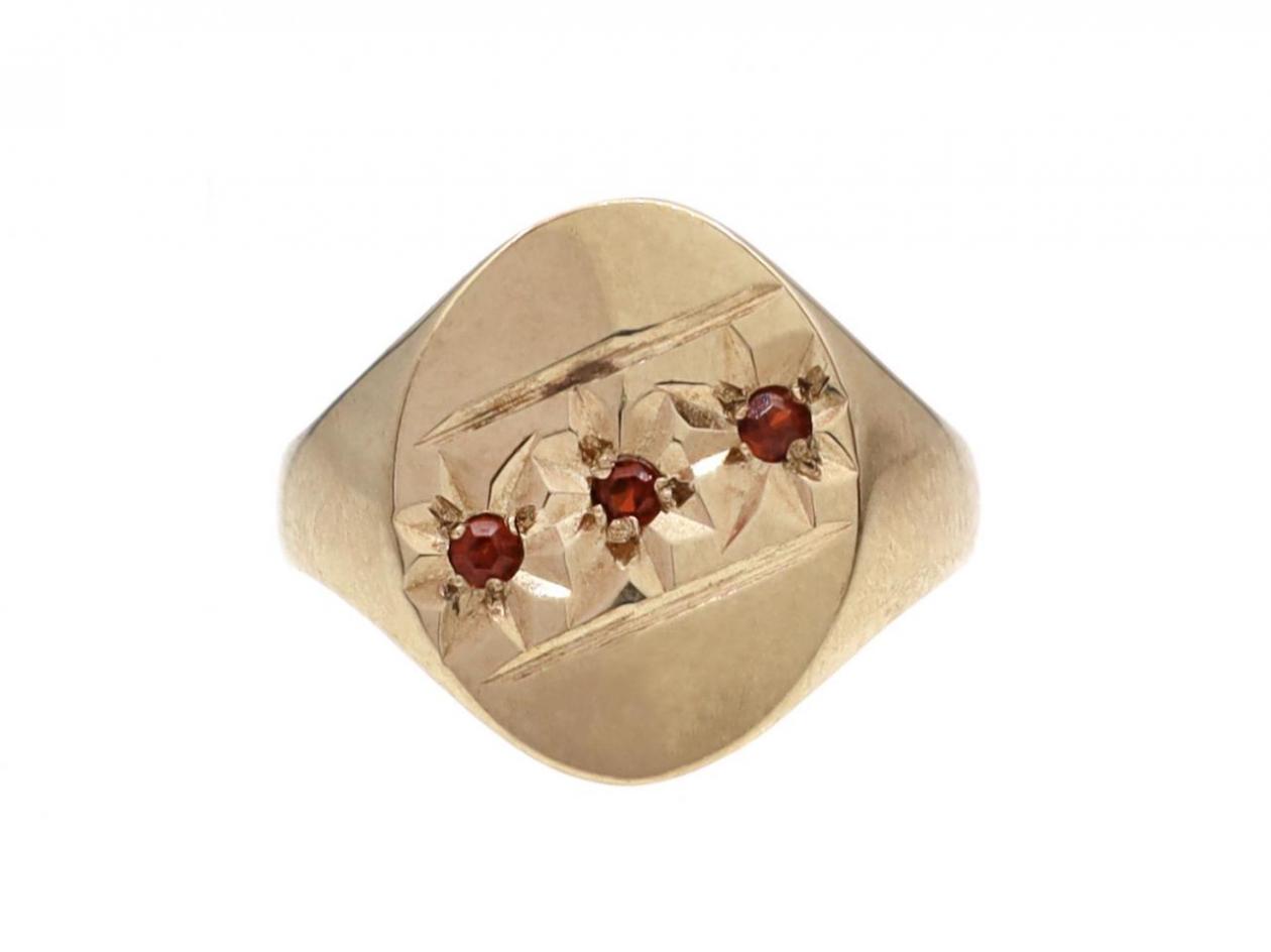 Vintage garnet and 9kt yellow gold oval signet ring