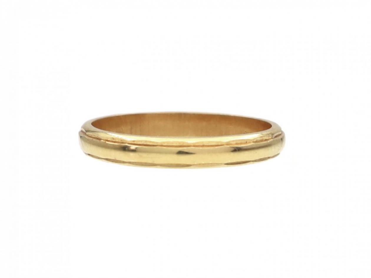 Vintage 2.5mm faceted edge wedding ring in 18kt yellow gold
