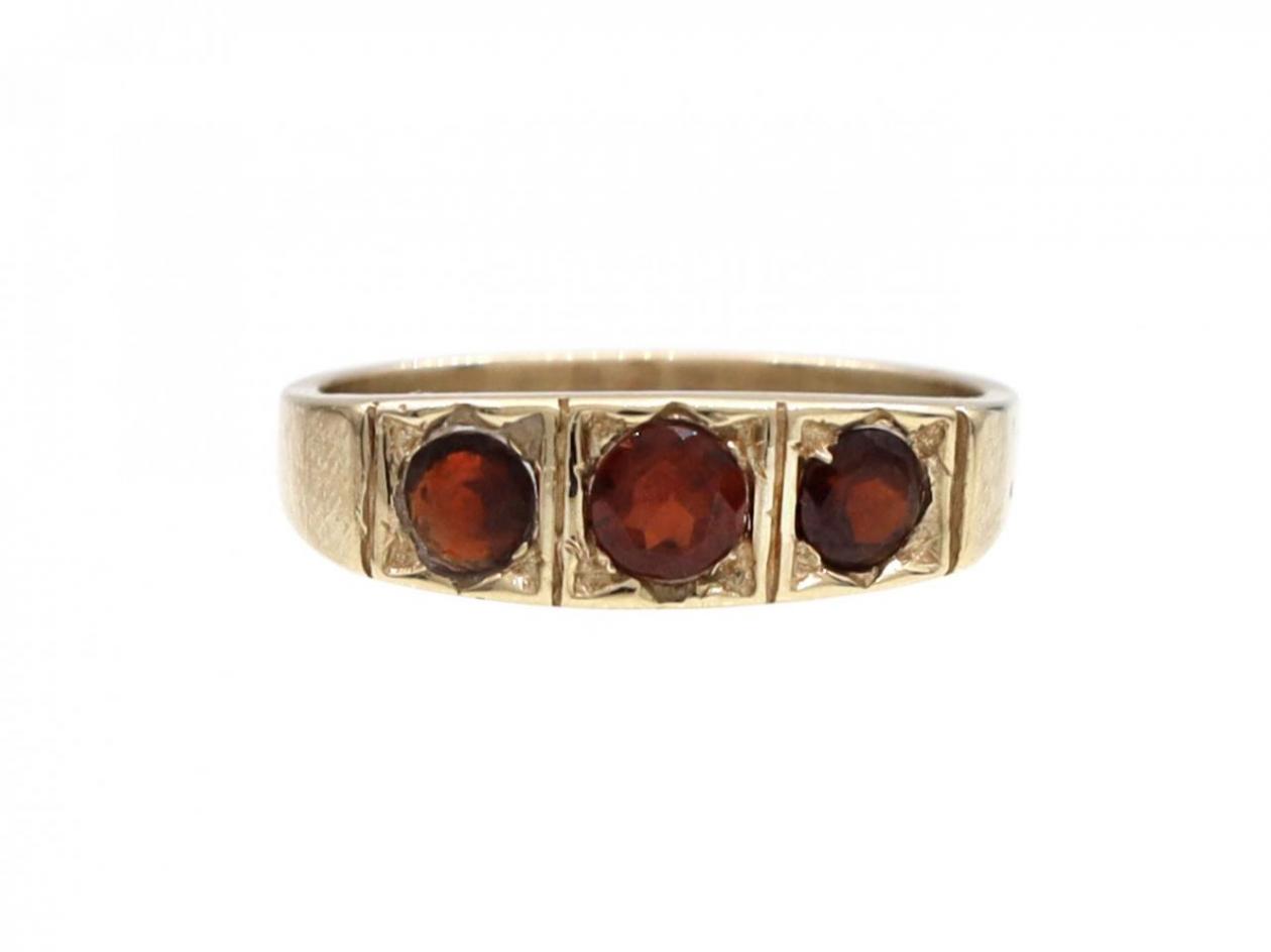Vintage three stone garnet ring in 9kt yellow gold