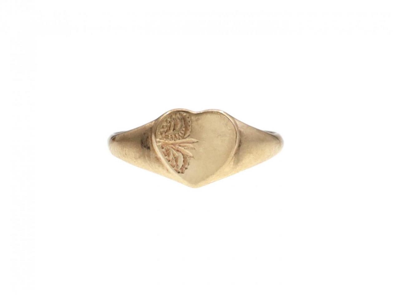Vintage engraved heart signet ring in 9kt yellow gold
