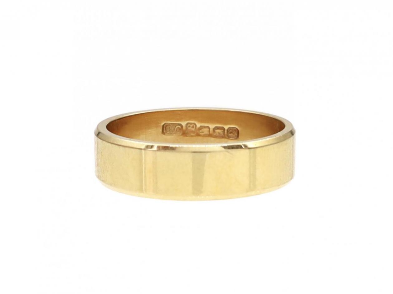 1982 polished flat 5mm wedding ring in 18kt yellow gold