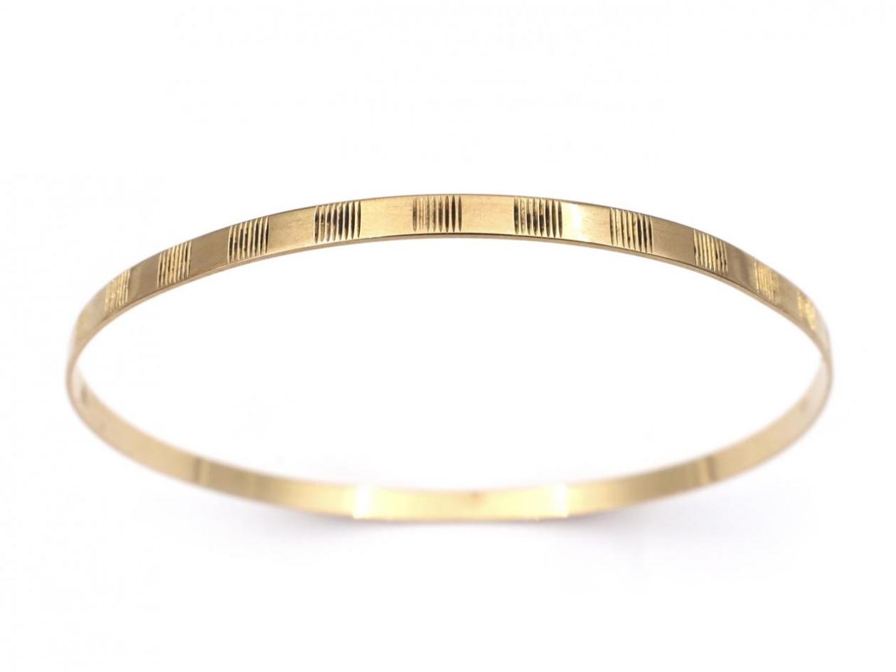 1980s flat 9kt yellow gold bangle with linear patterns