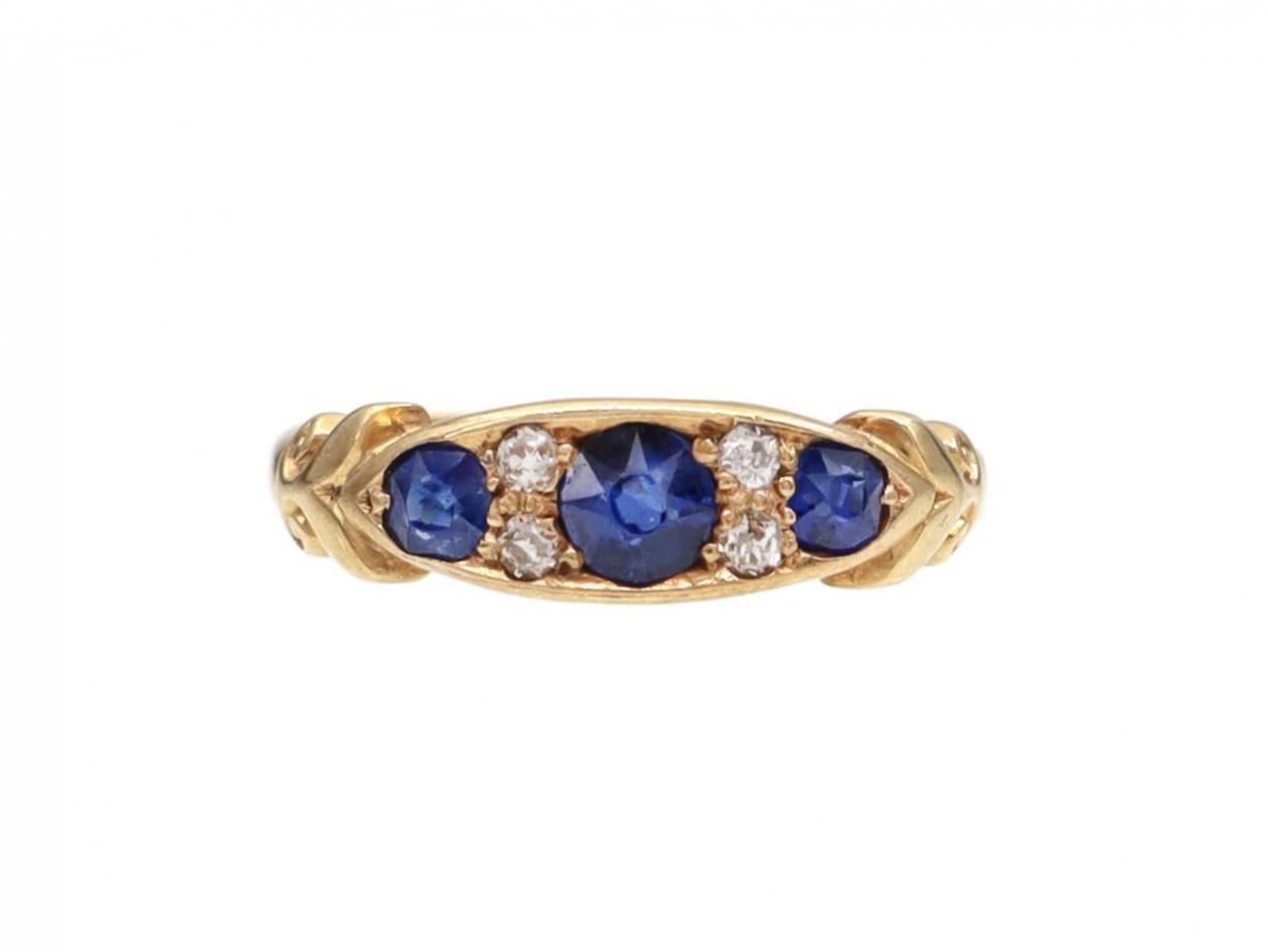 Victorian sapphire three stone ring in 18kt yellow gold