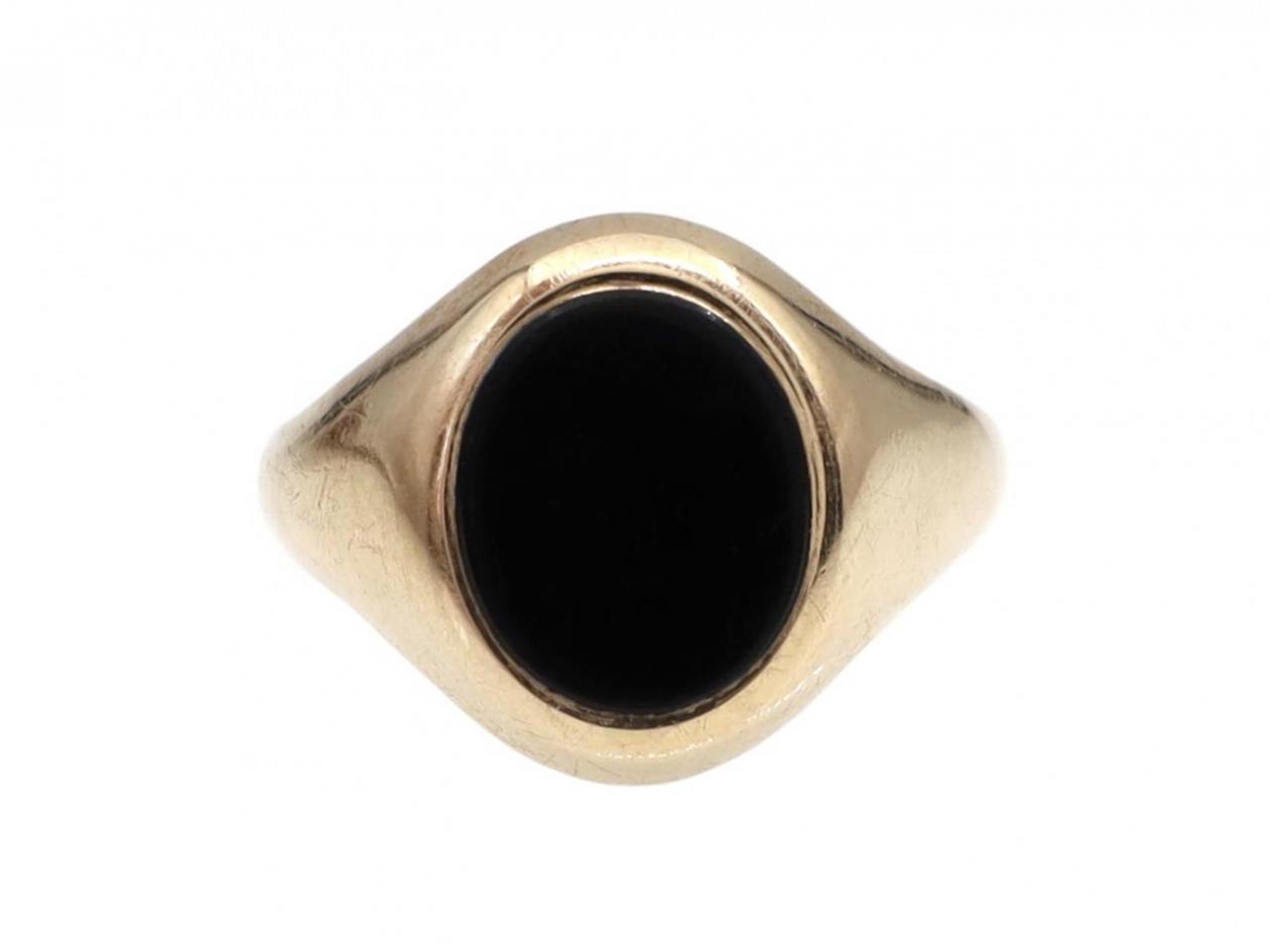 Vintage oval onyx and 9kt yellow gold signet ring