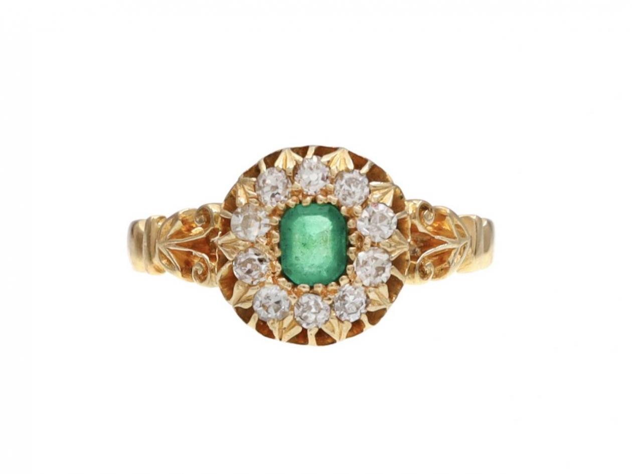 Antique emerald and diamond cluster ring in 18kt yellow gold