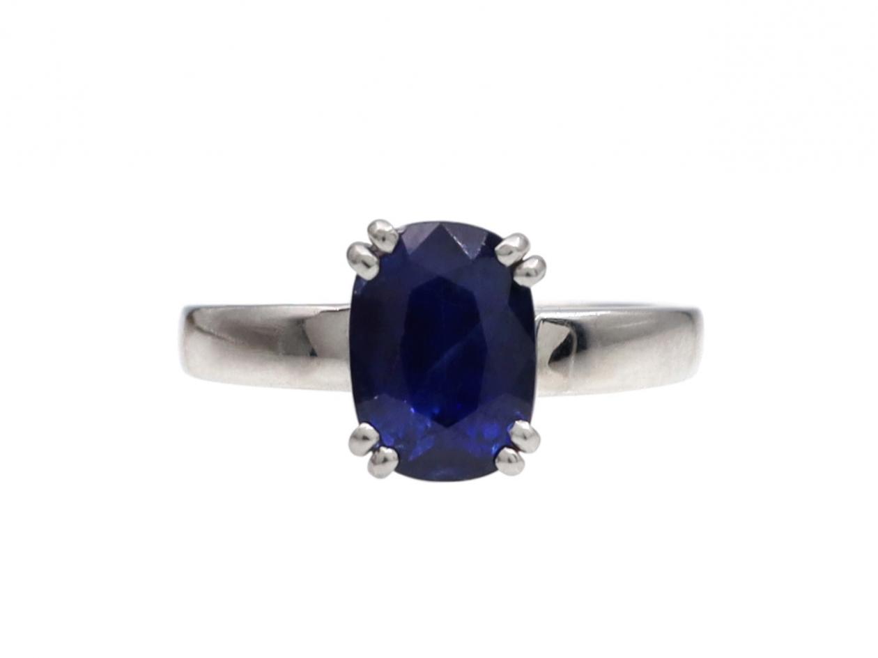 Modern Oval Sapphire Solitaire Ring in 18kt White Gold