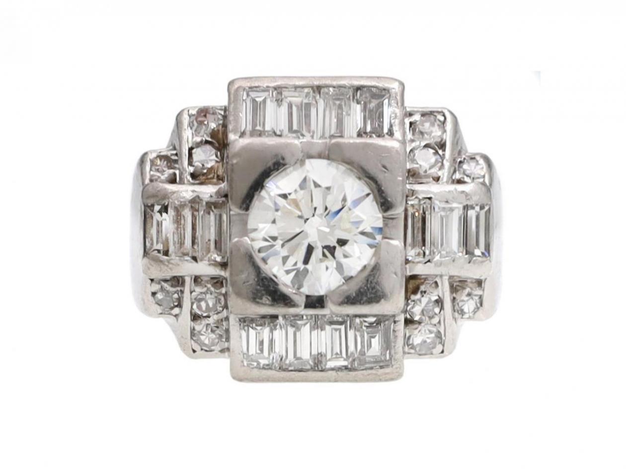 Retro geometric diamond cluster ring in platinum