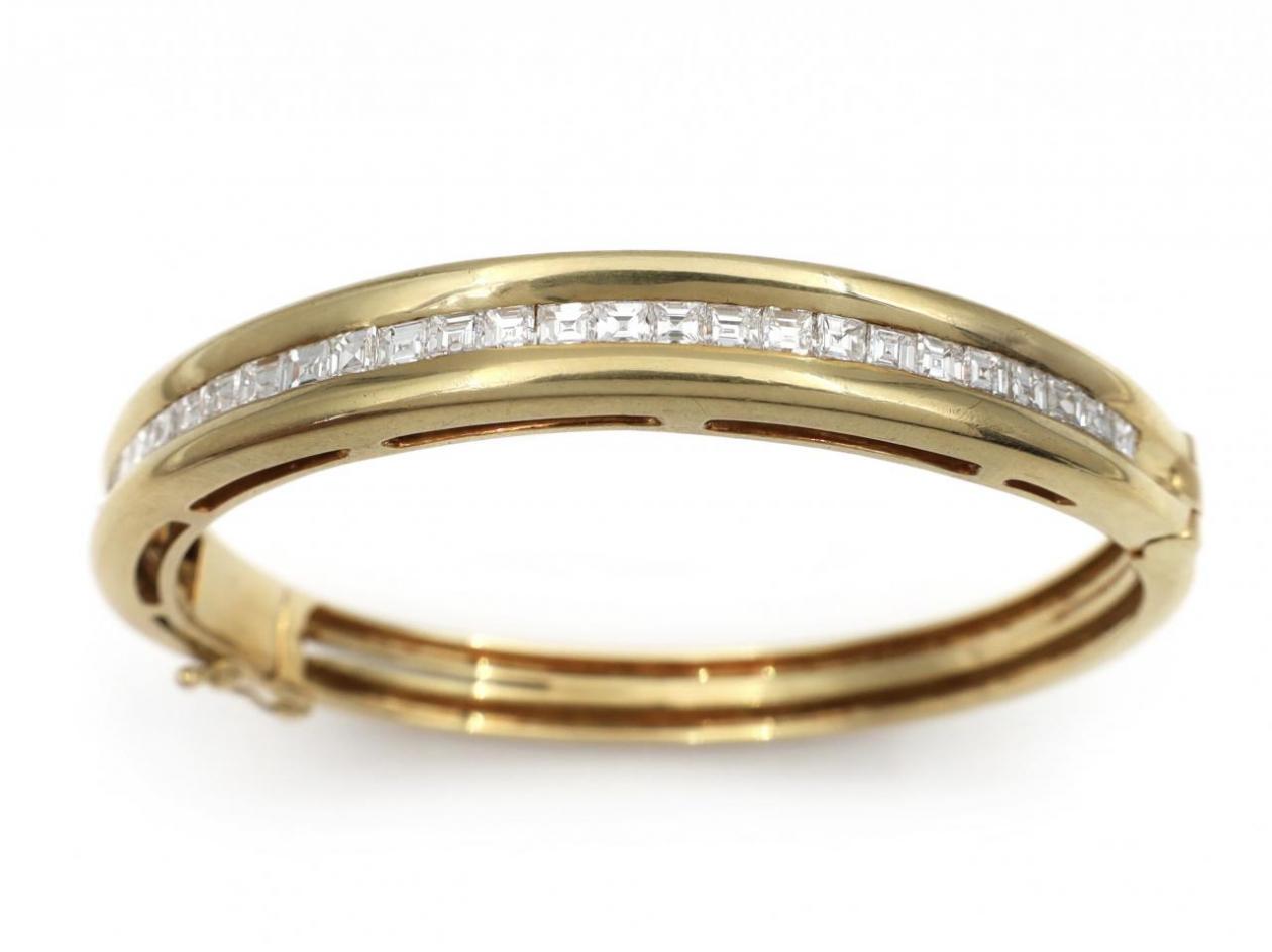 Vintage Carre Cut Diamond Hinged Bangle in 18kt Yellow Gold