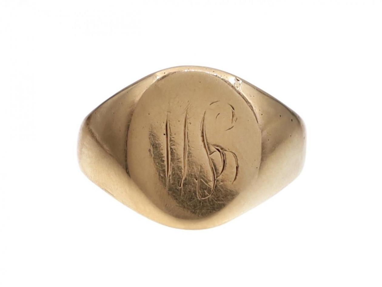1913 oval signet ring in 18kt yellow gold
