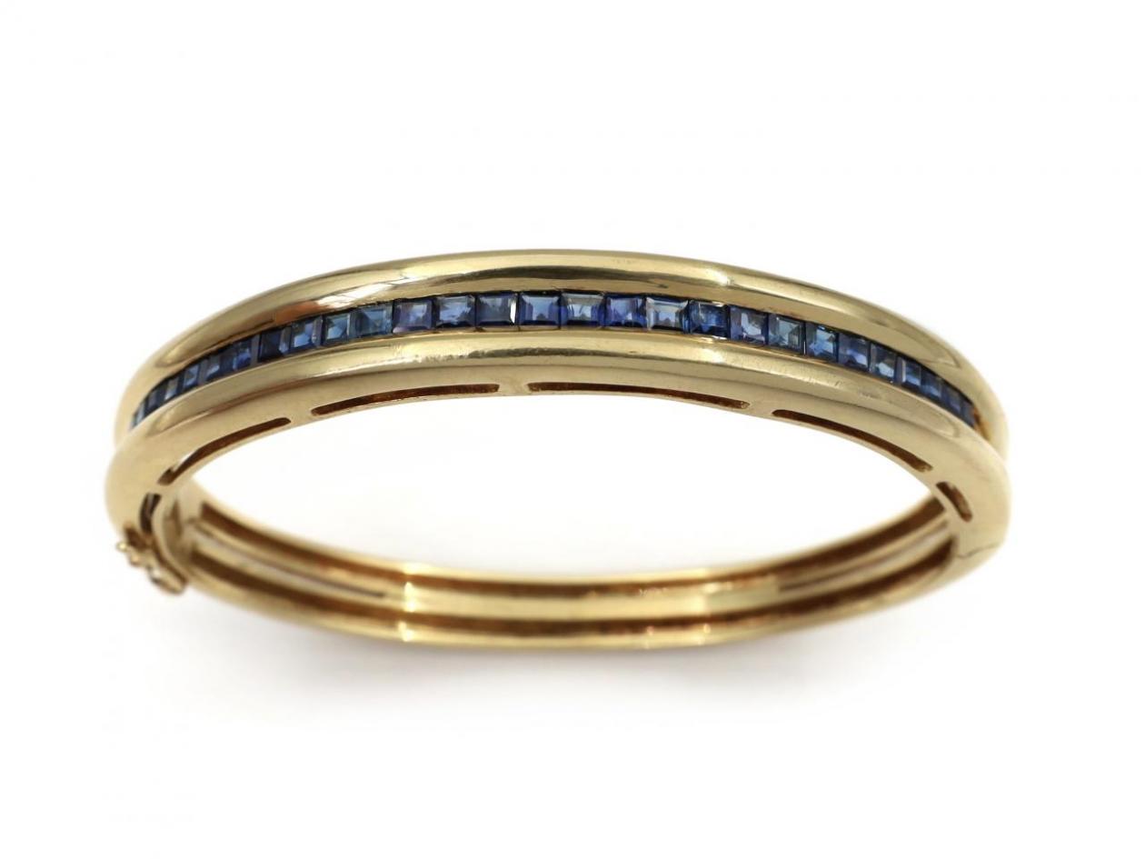 18kt yellow gold hinged bangle with vintage sapphire.