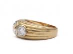 Vintage three stone diamond ring in 18kt ribbed yellow gold
