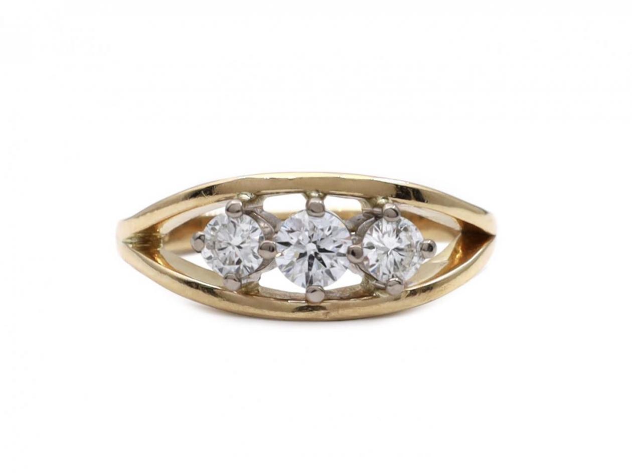 Vintage openwork three stone diamond ring in 18kt yellow gold