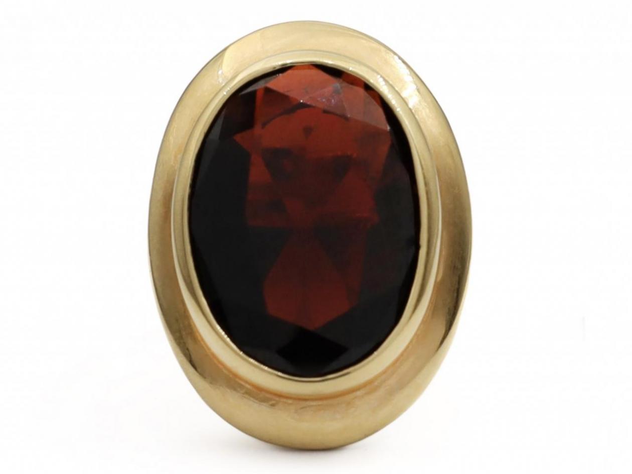 Vintage 18kt yellow gold and oval garnet dress ring