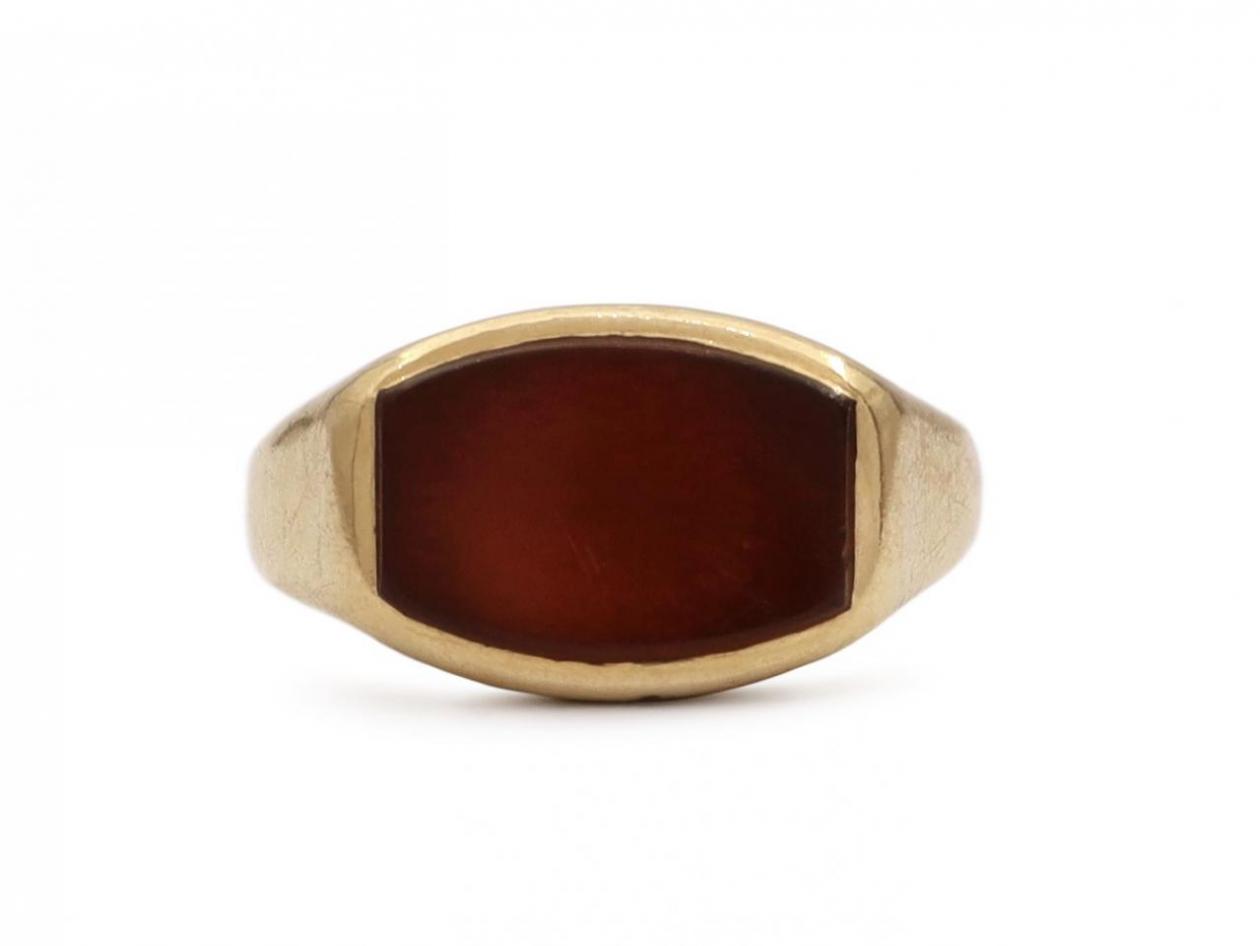 1925 carnelian horizontal signet ring in 18kt yellow gold