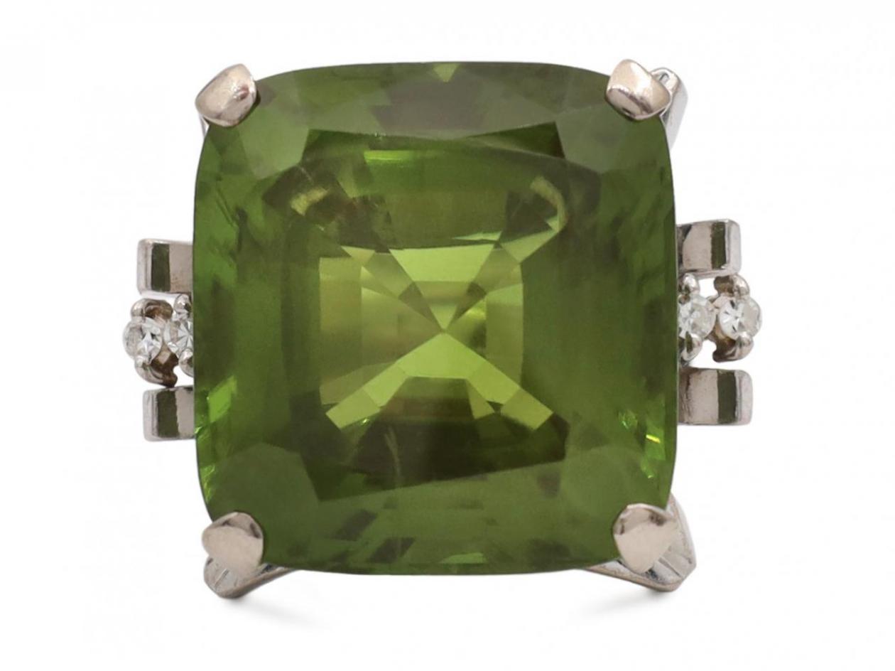 Retro peridot and diamond cocktail ring in 18kt white gold
