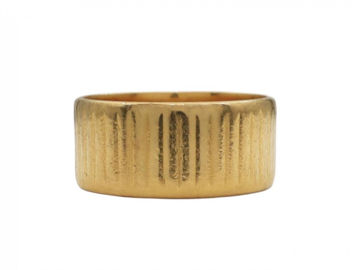 1950s flat ribbed 8mm cigar band ring in 22kt yellow gold