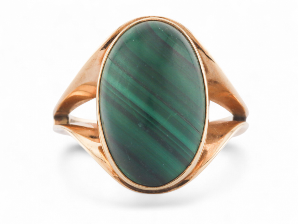 1970s malachite cabochon dress ring in 9kt yellow gold with openwork setting – Matthew Weldon