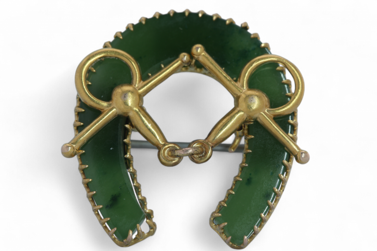 Antique nephrite jade horseshoe and snaffle bit equestrian brooch in yellow gold – Matthew Weldon
