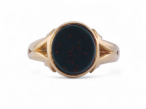 Victorian oval bloodstone signet ring in 18kt yellow gold, Chester 1901 – Courtville Antiques
