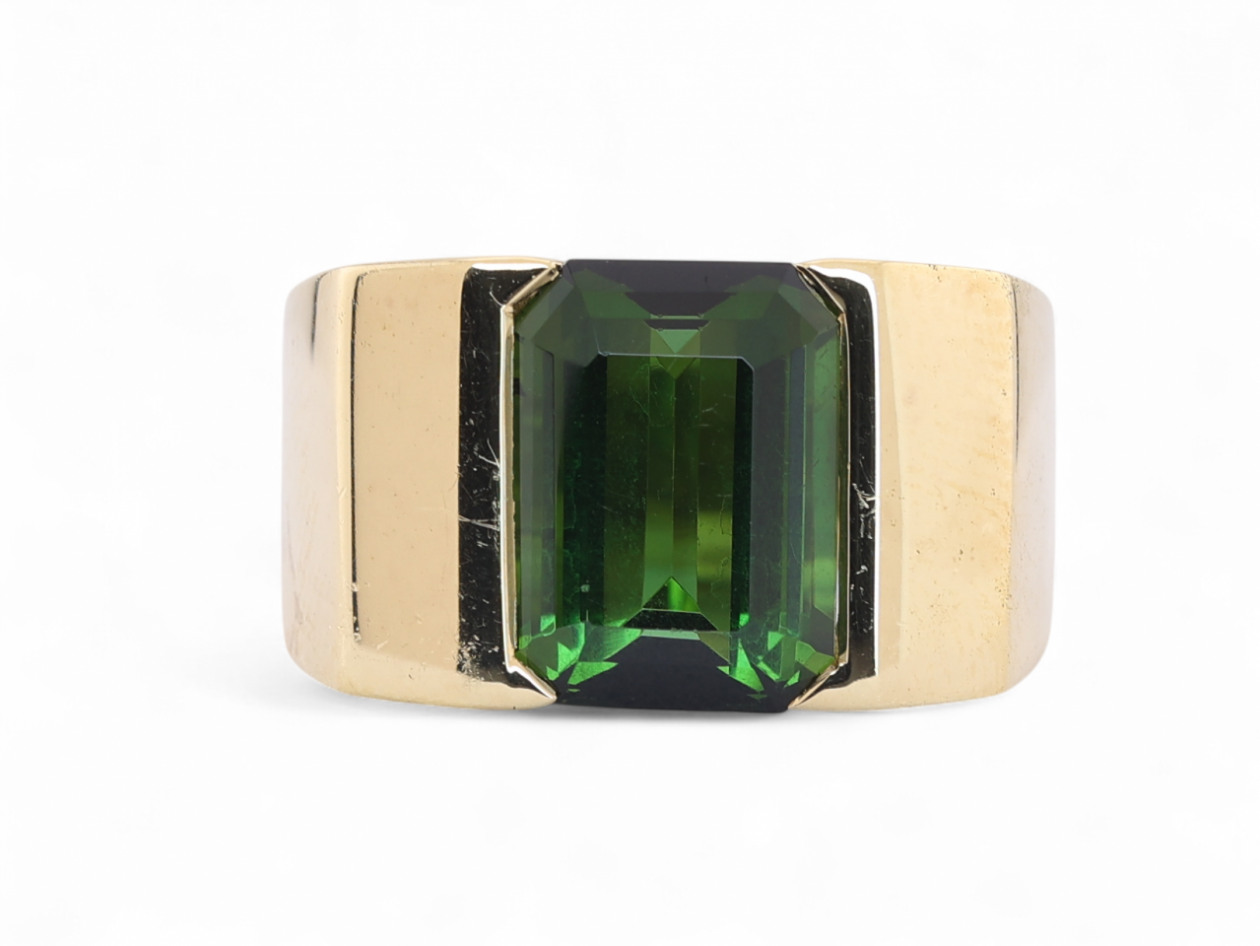 Vintage Italian 18kt yellow gold ring with 3.50ct emerald-cut green tourmaline