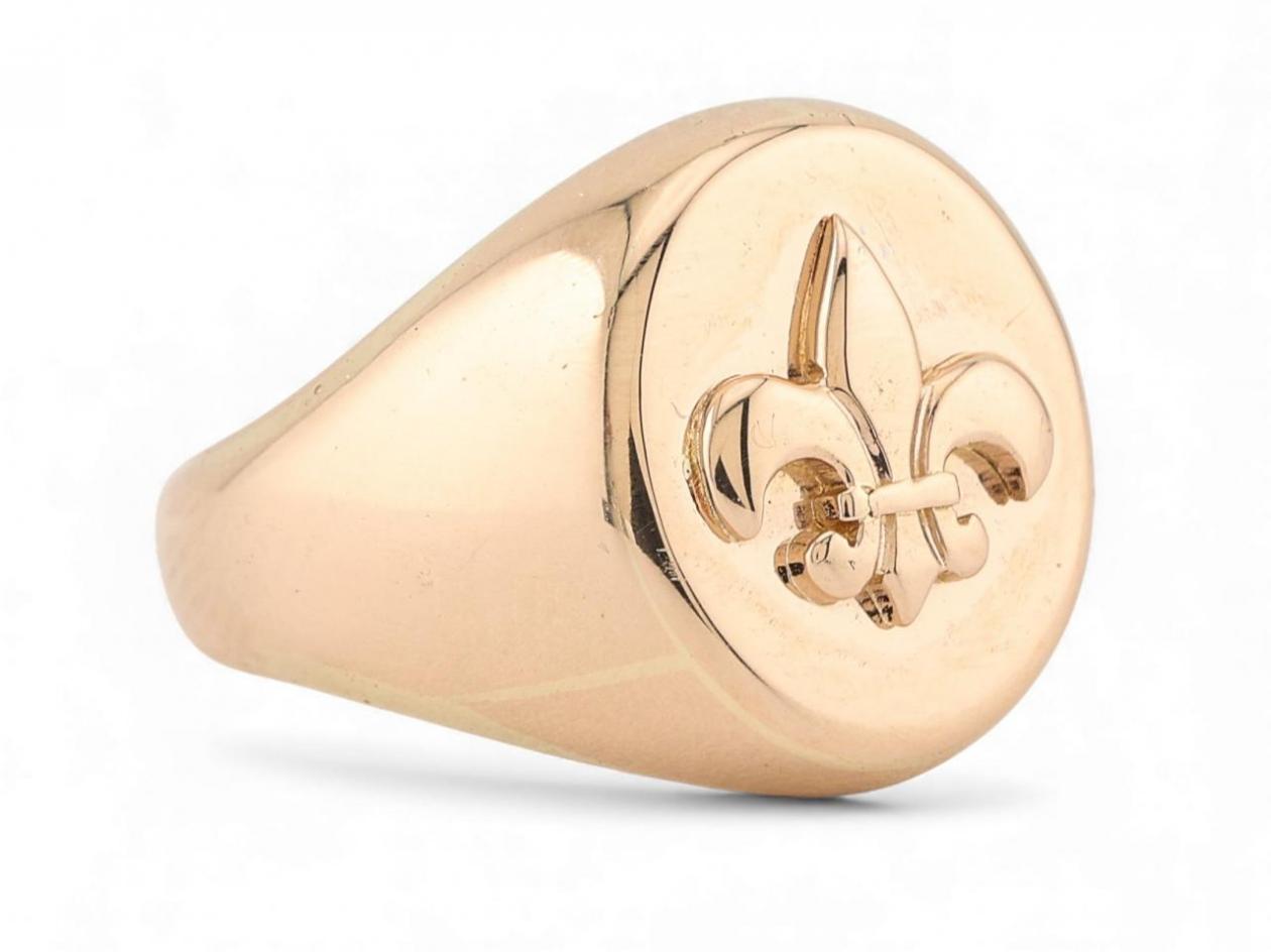 Vintage French Fleur De Lis Oval Signet Ring In 18kt Yellow Gold