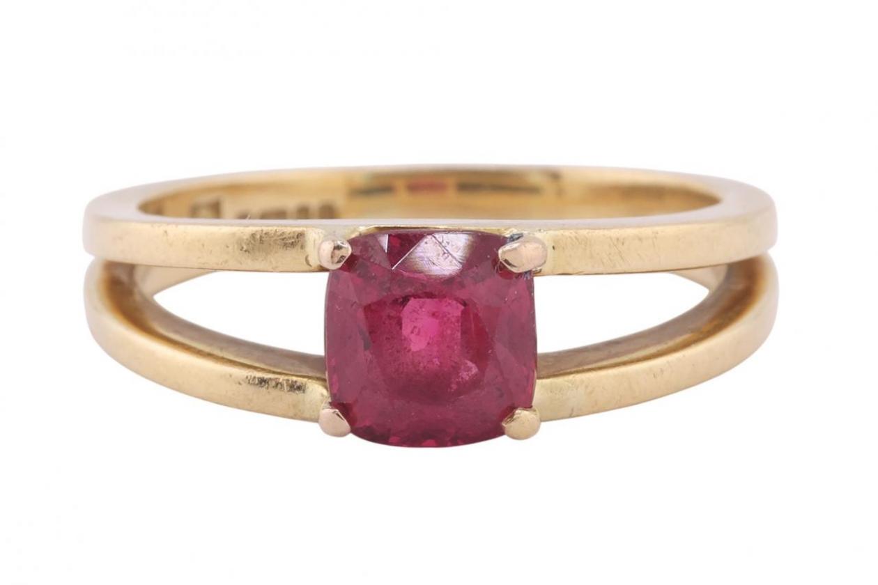 Mid-century 18kt yellow gold cushion cut red spinel ring
